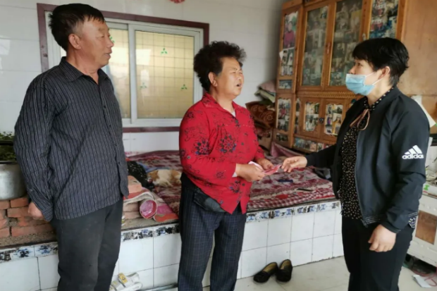 点赞 我院党支书|走访慰问贫困户 精准扶贫暖人心